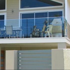 ราวบันไดกระจก U Channel แบบไร้กรอบ เคลือบสีดำแบบกำหนดเอง พร้อมราวกันตกกระจกนิรภัย 12 มม.