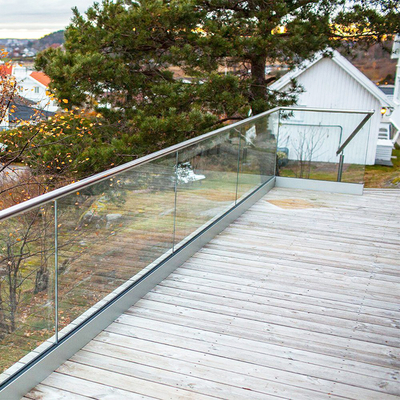 อลูมิเนียม U Channel Glass Railing ไม่กรอบ 12 มิลลิเมตร กระจกหมัก Outdoor Composite Decking Balustrade Kit