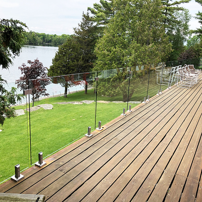 อลูมิเนียม U Channel Glass Railing ไม่กรอบ 12 มิลลิเมตร กระจกหมัก Outdoor Composite Decking Balustrade Kit