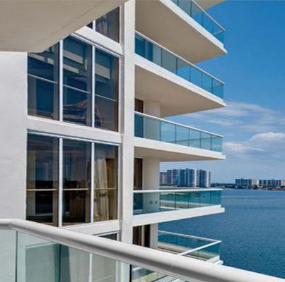 ป้องกันพายุร่วง U Channel Glass Railing ด้วยอะลูมิเนียมภายนอกและ CE Certified Frameless Glass Balustrade