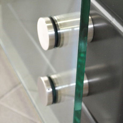 สแตนเลส Standoff มอนท์พานล์ถือ Bolts ฮาร์ดแวร์สําหรับบันไดกลางแจ้งระเบียง