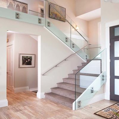 ราวบันไดแบบกำหนดเอง รั้วกระจกนิรภัยสำหรับราวบันไดภายใน