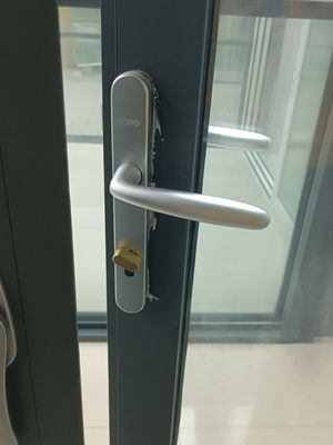 การดําเนินงานเรียบร้อย ประตูพับอลูมิเนียม ประตูอาร์คอเรชั่นอลูมิเนียมภารกิจหนัก