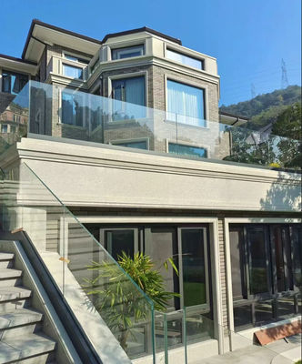Lamel Outdoor Glass Balcony Balustrade กับอัลลูมิเนียม U Shape ช่องทาง