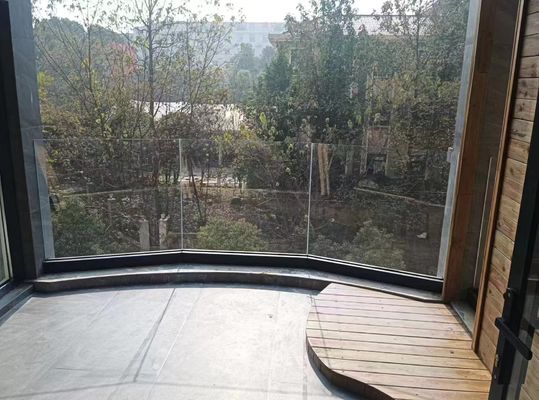 อัลลูมิเนียมคอมแพคต์ U Channel Glass Railing กันน้ํา อัลลูมิเนียมแก้ว Balustrade