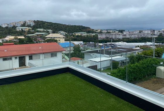 SGCC กระจกกระชับ U Channel Glass Balustrade โครงสร้างที่มั่นคง ไฟ LED