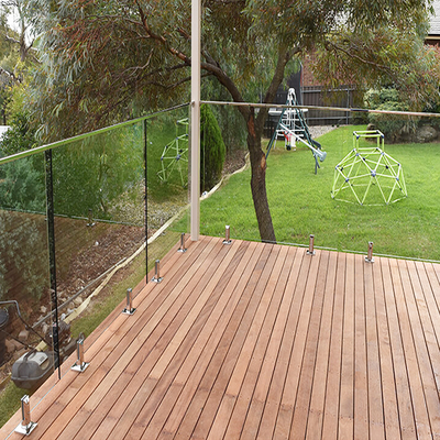 อลูมิเนียม U Channel Glass Railing ไม่กรอบ 12 มิลลิเมตร กระจกหมัก Outdoor Composite Decking Balustrade Kit